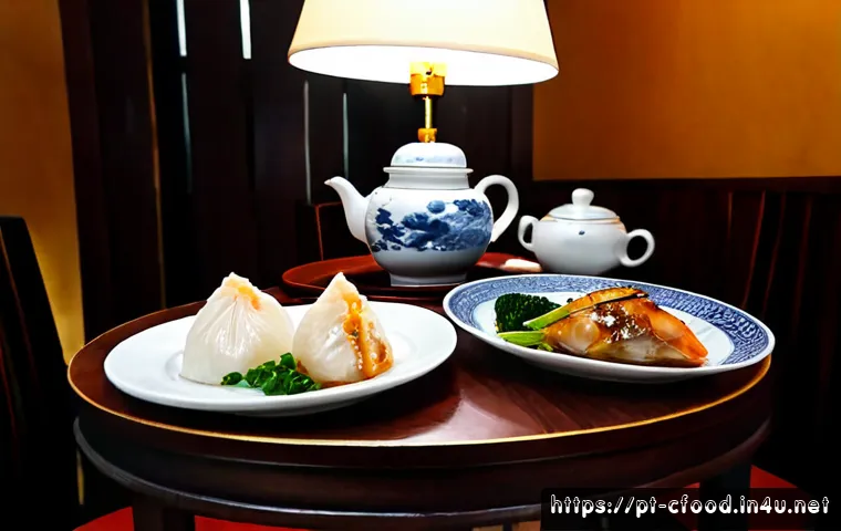 중식당 디너 코스 - Photorealistic elegant Chinese restaurant dinner course in Lisbon, a round table set for two with po...